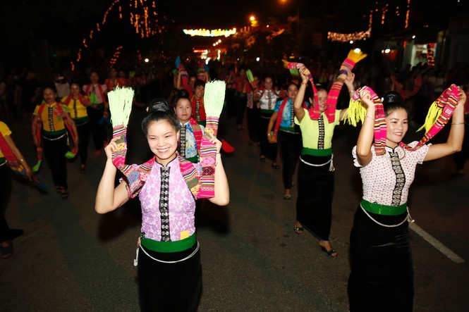 Ngất ngây với màn đại xòe khai mạc tuần lễ văn hóa Mường Lò 2016 - ảnh 12