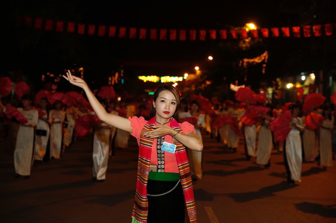Ngất ngây với màn đại xòe khai mạc tuần lễ văn hóa Mường Lò 2016 - ảnh 11
