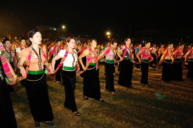 Ngất ngây với màn đại xòe khai mạc tuần lễ văn hóa Mường Lò 2016 - ảnh 9
