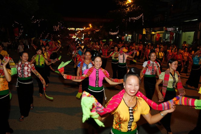 Ngất ngây với màn đại xòe khai mạc tuần lễ văn hóa Mường Lò 2016 - ảnh 8