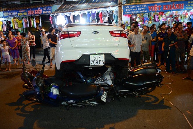 Ô tô “điên” lùi cuốn 6 xe máy vào gầm - ảnh 1