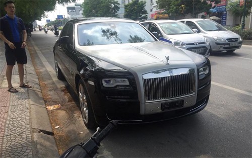 Rolls-Royce bục bình xăng trên phố Hà Nội - ảnh 1