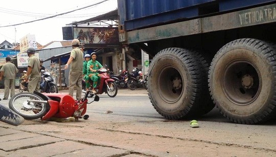 BẢN TIN ATGT: Đón con đi học về, mẹ bị xe container cán nát chân - ảnh 1