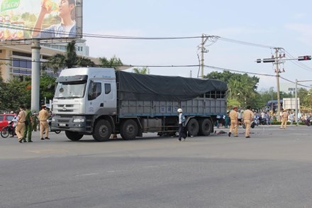 BẢN TIN ATGT: Đón con đi học về, mẹ bị xe container cán nát chân - ảnh 5
