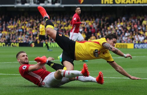 Cầu thủ M.U bức xúc vì cách Mourinho đối xử với Shaw - ảnh 1