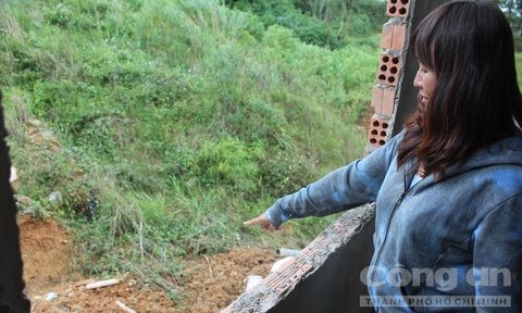 Khối đất đổ ập xuống nhà, hai vợ chồng suýt bị chôn sống - ảnh 4