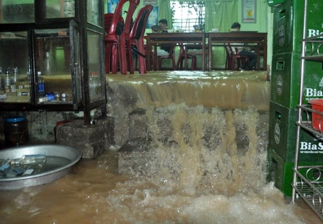 Người dân bì bõm trong biển nước ở Huế - ảnh 9