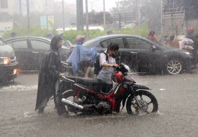 Người dân bì bõm trong biển nước ở Huế - ảnh 1