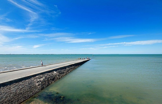 Độc đáo con đường chìm dưới mặt nước 2 lần mỗi ngày - ảnh 1