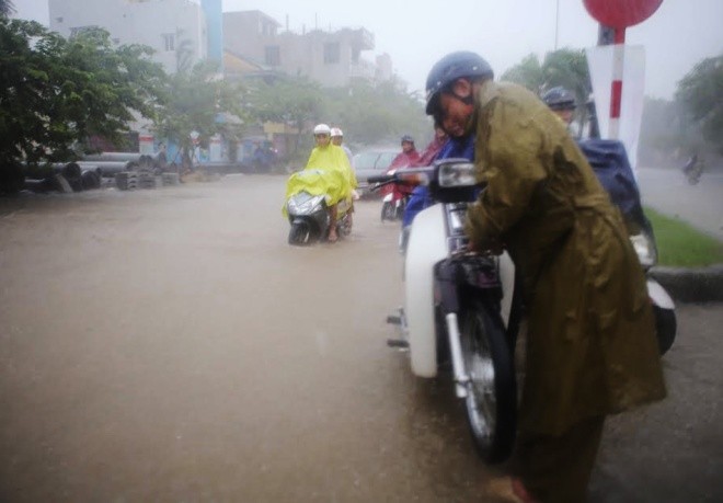 Người dân bì bõm trong biển nước ở Huế - ảnh 4