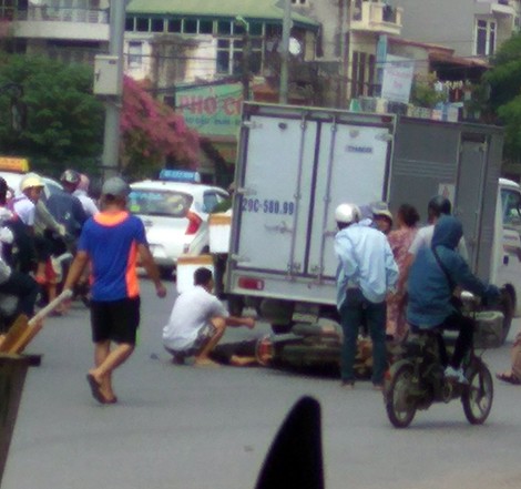BẢN TIN ATGT: Người đàn ông chết thương tâm dưới bánh xe tải - ảnh 2