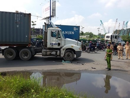 BẢN TIN ATGT: Người đàn ông chết thương tâm dưới bánh xe tải - ảnh 6
