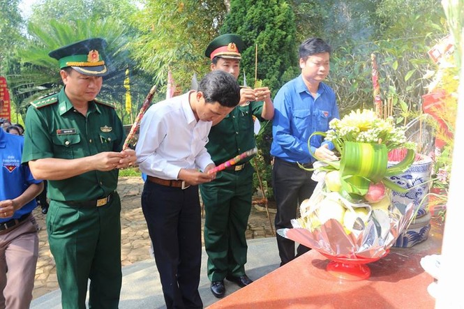 Bạn trẻ xúc động dâng hương tưởng nhớ cụ Huỳnh Thúc Kháng - ảnh 2