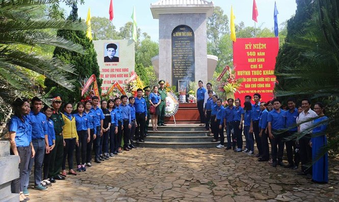 Bạn trẻ xúc động dâng hương tưởng nhớ cụ Huỳnh Thúc Kháng - ảnh 3