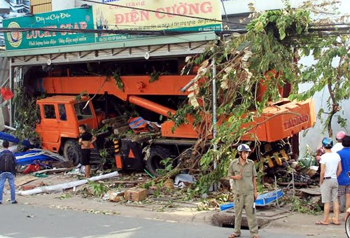BẢN TIN ATGT: Thay lốp cho taxi bên lề đường, thanh niên bị ô tô đâm tử vong - ảnh 3