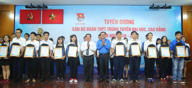 Tuyên dương 128 cán bộ Đoàn trúng tuyển ĐH-CĐ - ảnh 1