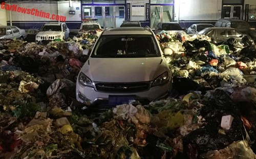 Ôtô bị núi rác quây kín vì đỗ bừa bãi - ảnh 6