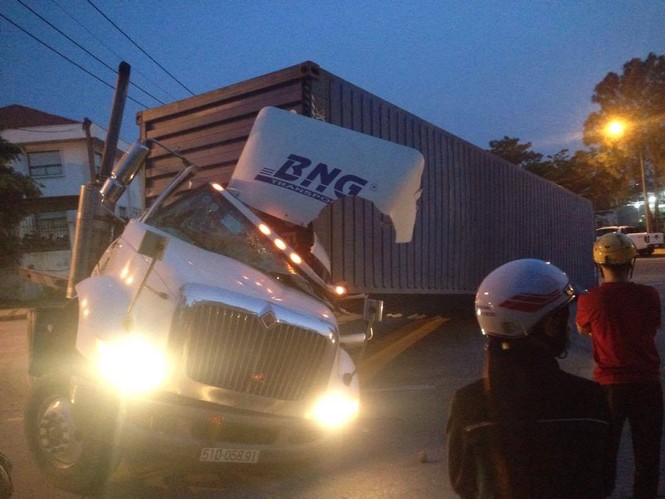 Lật xe container, tài xế chết trong cabin bẹp dúm - ảnh 1