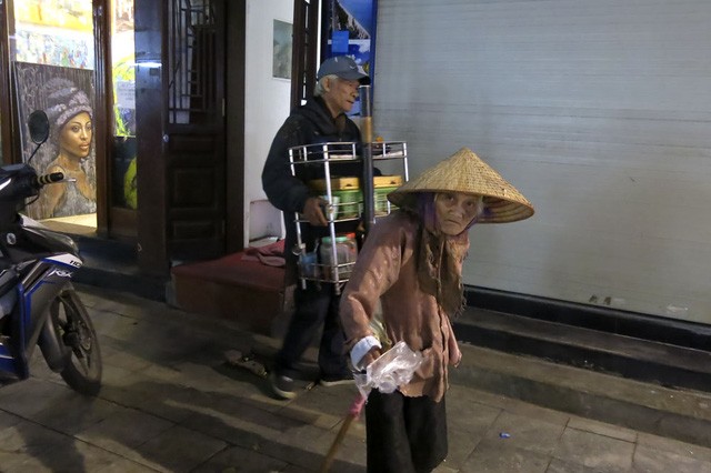 Mưu sinh ở Hà thành trong đêm rét buốt - ảnh 3