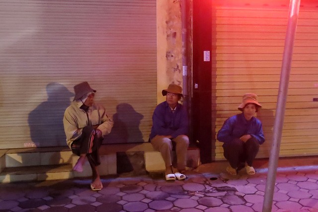 Mưu sinh ở Hà thành trong đêm rét buốt - ảnh 6