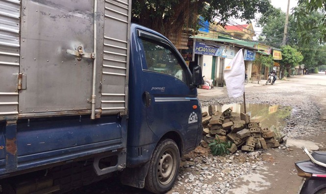 Xe cày nát đường, dân dựng “hàng rào” chặn lại - ảnh 2