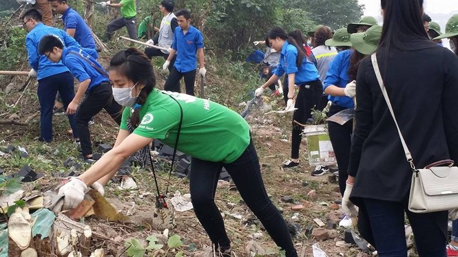 Phó Thủ tướng cùng các bạn trẻ dọn vệ sinh môi trường - ảnh 4