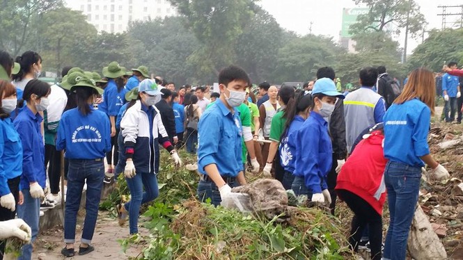 Phó Thủ tướng cùng các bạn trẻ dọn vệ sinh môi trường - ảnh 5