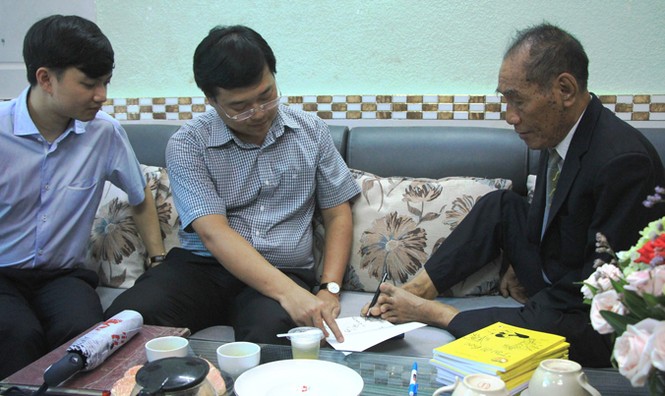 Bí thư thứ nhất TƯ Đoàn thăm hỏi, chúc mừng thầy Nguyễn Ngọc Ký - ảnh 1