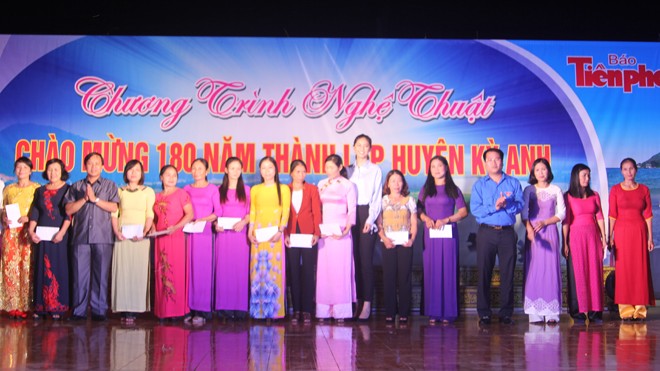 Báo Tiền Phong tặng quà học sinh nghèo và tri ân giáo viên tại huyện Kỳ Anh - ảnh 1