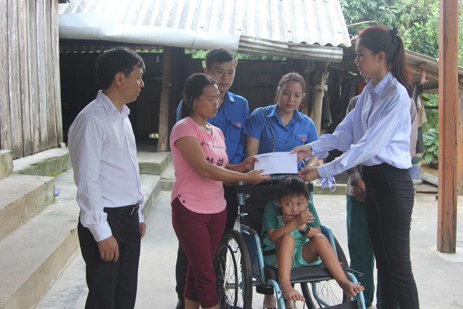 Báo Tiền Phong tặng quà học sinh nghèo và tri ân giáo viên tại huyện Kỳ Anh - ảnh 3