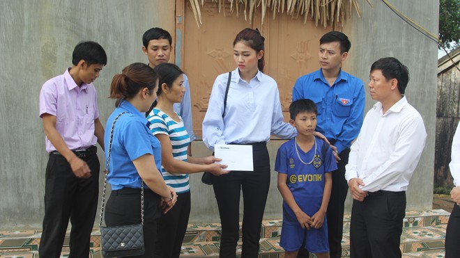 Báo Tiền Phong tặng quà học sinh nghèo và tri ân giáo viên tại huyện Kỳ Anh - ảnh 5