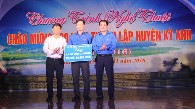 Báo Tiền Phong tặng quà học sinh nghèo và tri ân giáo viên tại huyện Kỳ Anh - ảnh 6
