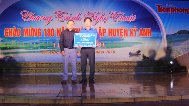 Báo Tiền Phong tặng quà học sinh nghèo và tri ân giáo viên tại huyện Kỳ Anh - ảnh 7