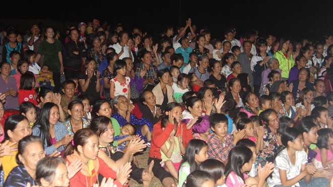Báo Tiền Phong tặng quà học sinh nghèo và tri ân giáo viên tại huyện Kỳ Anh - ảnh 9