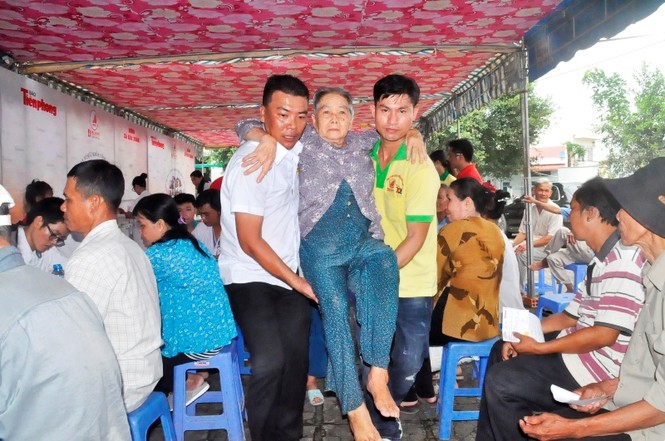 Chia sẻ khó khăn với bà con nghèo Cần Thơ - ảnh 10