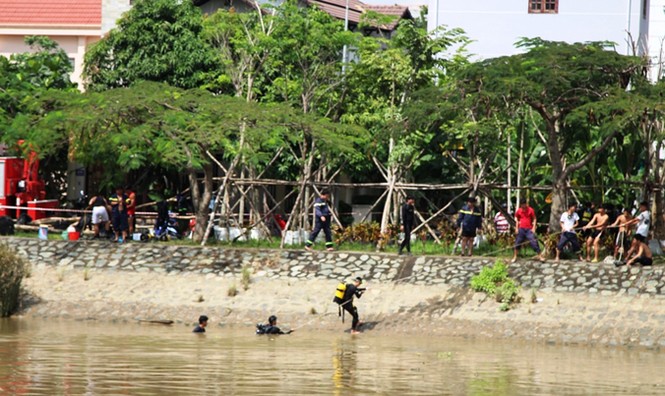 Tìm thấy thi thể hai mẹ con ôm nhau nhảy cầu - ảnh 1