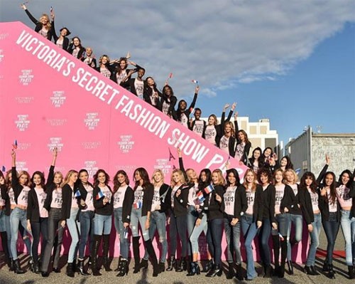 Cận cảnh dàn chân dài Victoria's Secret đổ bộ Paris - ảnh 1