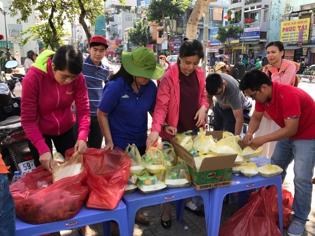 Báo Tiền Phong phát 'Bữa cơm nhân ái' đầu năm 2017 - ảnh 1