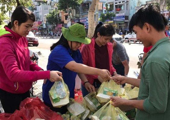 Báo Tiền Phong phát 'Bữa cơm nhân ái' đầu năm 2017 - ảnh 3