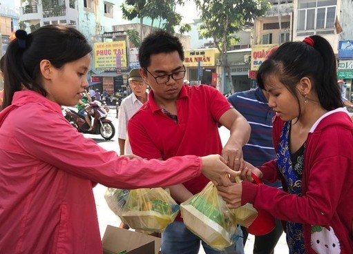 Báo Tiền Phong phát 'Bữa cơm nhân ái' đầu năm 2017 - ảnh 4