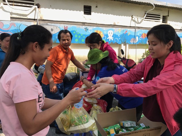 Báo Tiền Phong phát 'Bữa cơm nhân ái' đầu năm 2017 - ảnh 5