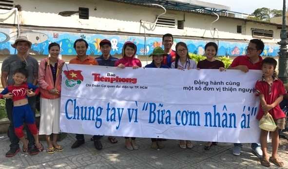 Báo Tiền Phong phát 'Bữa cơm nhân ái' đầu năm 2017 - ảnh 6