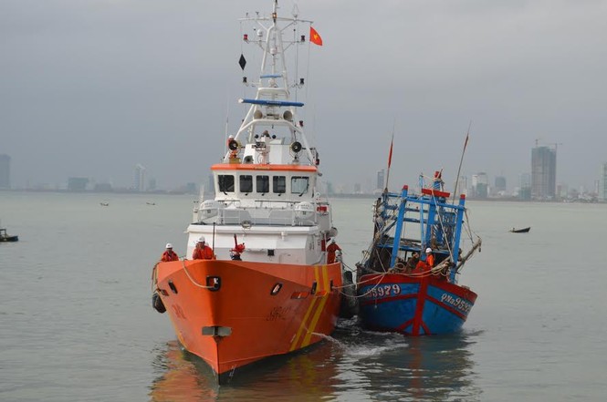 Cứu thành công 6 thuyền viên trên tàu sắp chìm - ảnh 3