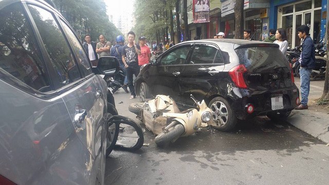 Nhiều người khiêng ô tô cứu cháu bé mắc kẹt dưới gầm - ảnh 1