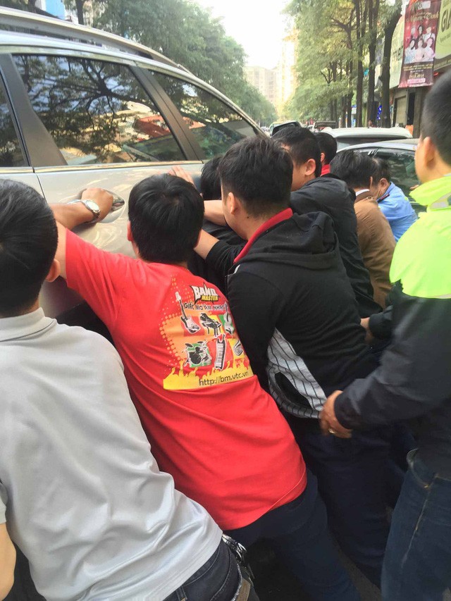 Nhiều người khiêng ô tô cứu cháu bé mắc kẹt dưới gầm - ảnh 2