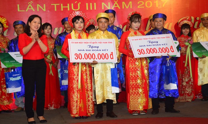 Sóc Trăng tổ chức đám cưới tập thể cho 17 cặp đôi nghèo - ảnh 2