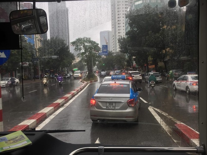 Tài xế buýt nhanh cũng bất ngờ khi bị chậm chuyến 20 phút ngày mưa - ảnh 7