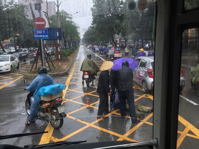 Tài xế buýt nhanh cũng bất ngờ khi bị chậm chuyến 20 phút ngày mưa - ảnh 9