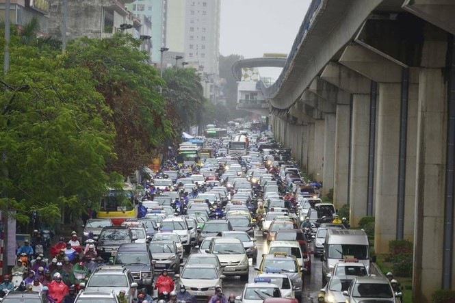 Tài xế buýt nhanh cũng bất ngờ khi bị chậm chuyến 20 phút ngày mưa - ảnh 2