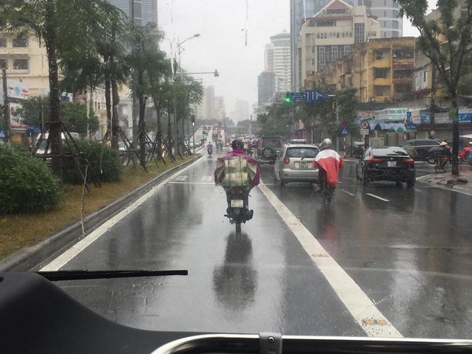 Tài xế buýt nhanh cũng bất ngờ khi bị chậm chuyến 20 phút ngày mưa - ảnh 8